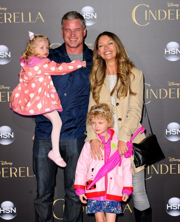 Eric Dane, sa femme Rebecca Gayheart et leurs enfants Billie et Georgia lors de l'avant-première du film Cendrillon à Los Angeles le 1er mars 2015