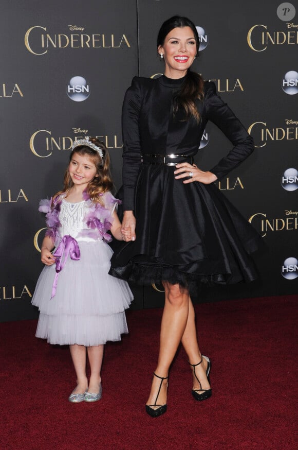 Ali Landry et sa fille Estela lors de l'avant-première du film Cendrillon à Los Angeles le 1er mars 2015