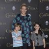 Busy Philipps avec sa fille Birdie avec une amie lors de l'avant-première du film Cendrillon à Los Angeles le 1er mars 2015