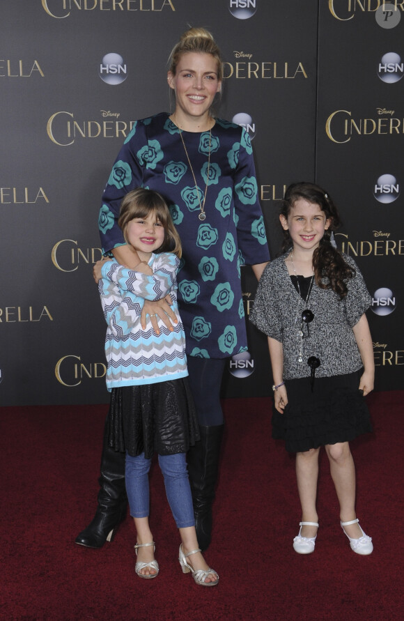 Busy Philipps avec sa fille Birdie avec une amie lors de l'avant-première du film Cendrillon à Los Angeles le 1er mars 2015