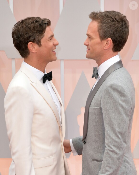 Neil Patrick Harris et David Burtka sur le tapis rouge de la 87e cérémonie des Oscars à Los Angeles le 22 février 2015