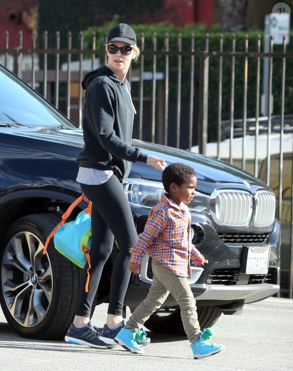 Exclusif - Charlize Theron est allé chercher son fils Jackson à son cours de danse à Los Angeles. Le petit jackson porte des tennis "Tortues Ninja" Le 3 mars 2015 
