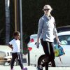 Exclusif - Charlize Theron va chercher son fils Jackson à son cours de karaté à Los Angeles, le 24 février 2015.  