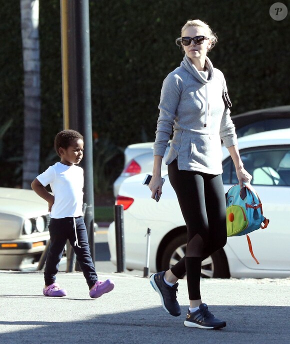 Exclusif - Charlize Theron va chercher son fils Jackson à son cours de karaté à Los Angeles, le 24 février 2015.  