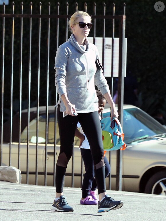 Exclusif - Charlize Theron va chercher son fils Jackson à son cours de karaté à Los Angeles, le 24 février 2015. 