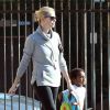 Exclusif - Charlize Theron va chercher son fils Jackson à son cours de karaté à Los Angeles, le 24 février 2015.