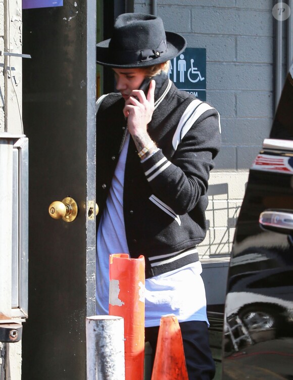 Justin Bieber s'arrête dans une station essence avant de se rendre à un studio d'enregistrement à Los Angeles, le 25 février 2015 