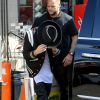 Justin Bieber s'arrête dans une station essence avant de se rendre à un studio d'enregistrement à Los Angeles, le 25 février 2015 