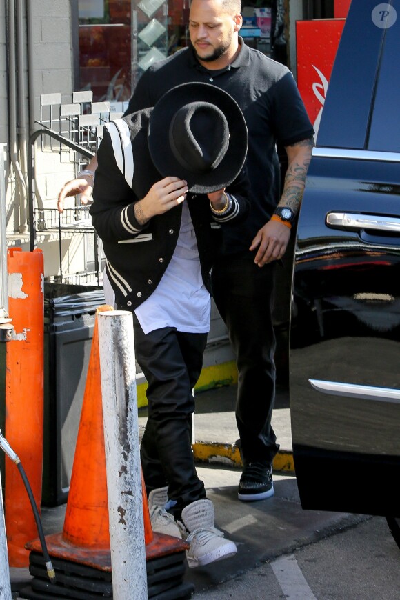 Justin Bieber s'arrête dans une station essence avant de se rendre à un studio d'enregistrement à Los Angeles, le 25 février 2015 