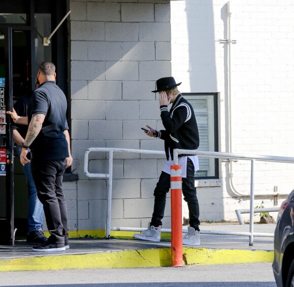 Justin Bieber s'arrête dans une station essence avant de se rendre à un studio d'enregistrement à Los Angeles, le 25 février 2015 