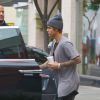 Exclusive - Justin Bieber monte dans sa limousine après un rapide déjeuner le 29 janvier 2015  