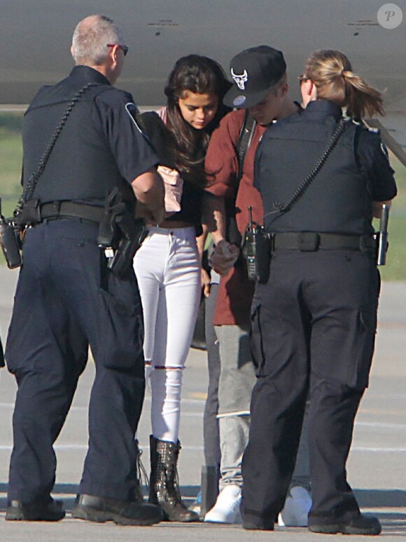 Exclusif - Selena Gomez et Justin Bieber arrivent main dans la main à l'aéroport d'Ontario, le 27 août 2014.