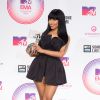 Nicki Minaj pose au Photocall (avec son prix pour Prix Best Hip Hop) des MTV Europe Music Awards 2014 à "The Hydro" le 9 Novembre 2014 à Glasgow, Ecosse.  