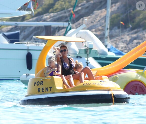 Alex Gerrard, l'épouse de Steven Gerrard, lors de ses vacances à Ibiza avec ses filles Lexie et Lourdes, le 15 juillet 2014
