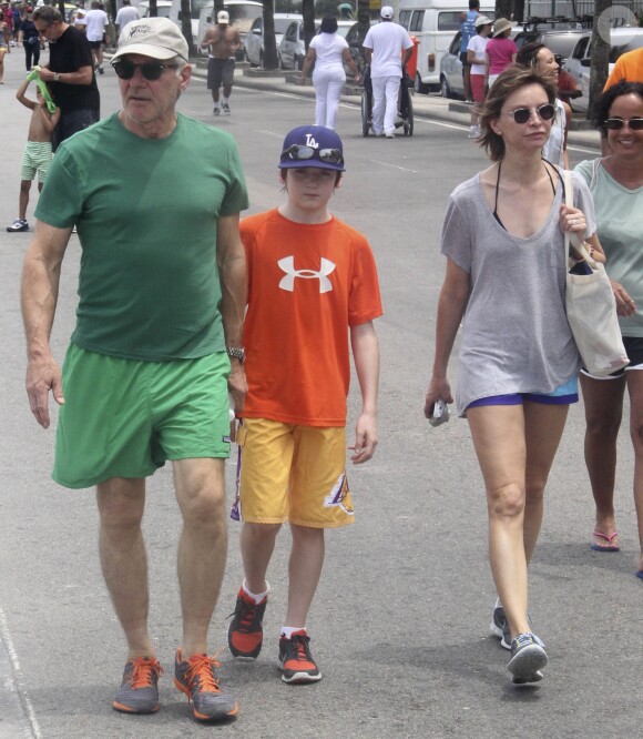 Harrison Ford, Calista Flockhart et leur fils Liam en vacances à Rio de Janeiro au Bresil le 17 février 2013.