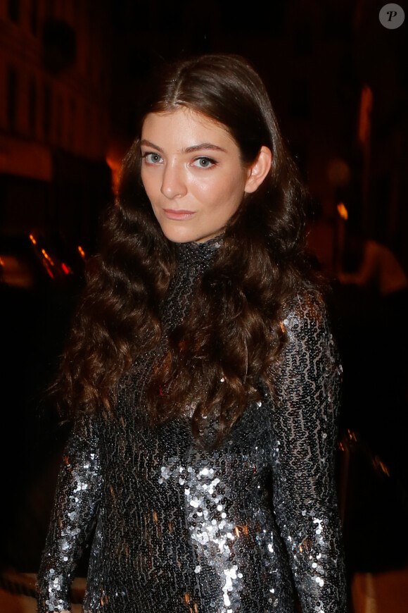 Exclusif - La chanteuse Lorde - Arrivées et sorties de l'aftershow Christian Dior lors de l'inauguration de la discothèque Les Bains Douches à Paris, le 6 mars 2015.