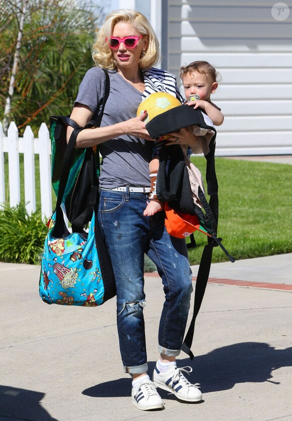 Gwen Stefani emmène ses fils Kingston, Zuma et Apollo à un match de football à Studio City le 7 mars 2015.