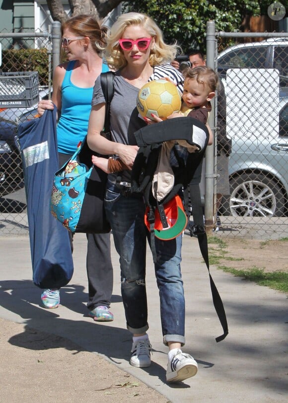 Gwen Stefani emmène ses fils Kingston, Zuma et Apollo à un match de football à Studio City le 7 mars 2015.