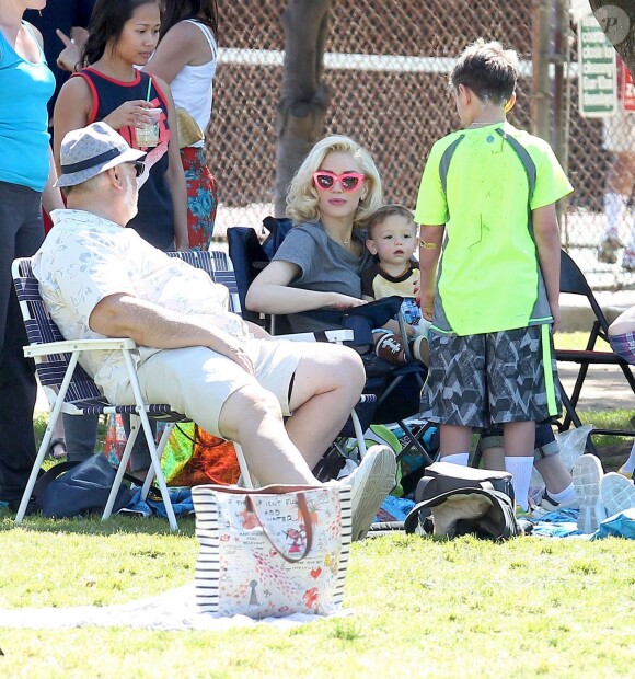 Gwen Stefani emmène ses fils Kingston, Zuma et Apollo à un match de football à Studio City le 7 mars 2015.