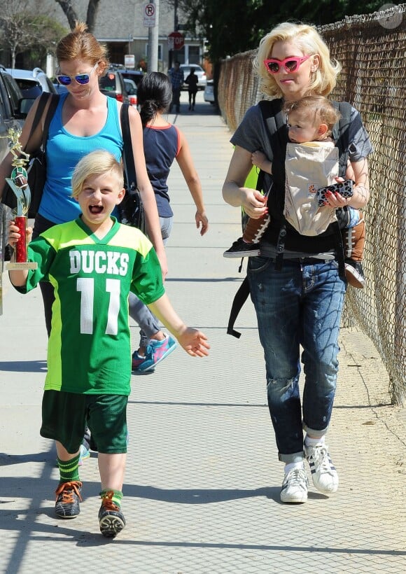 Gwen Stefani emmène ses fils Kingston, Zuma et Apollo à un match de football à Studio City le 7 mars 2015.