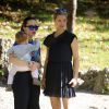 Michelle Hunziker (enceinte) se promène avec ses filles Sole et Aurora dans un parc à Milan, le 24 octobre 2014.