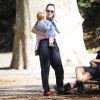 Michelle Hunziker (enceinte) se promène avec ses filles Sole et Aurora dans un parc à Milan, le 24 octobre 2014.