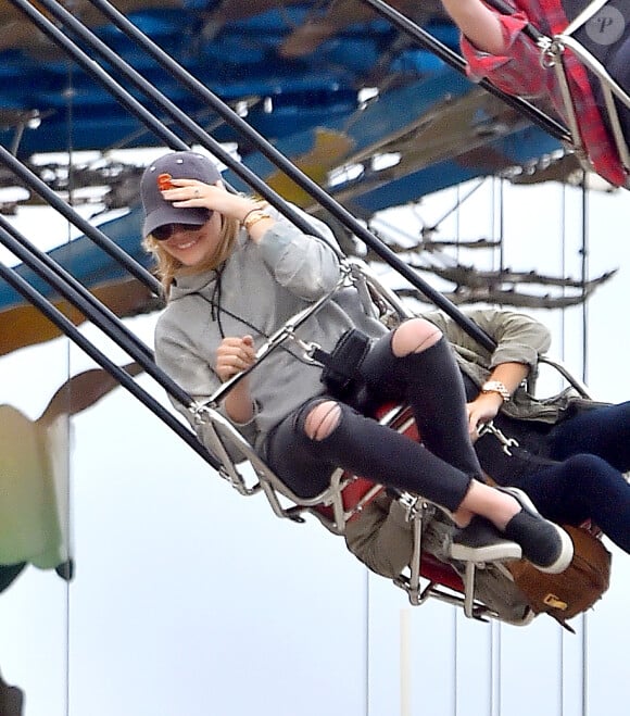 L'actrice américaine Chloë Moretz s'amuse avec des amies à Disneyland, Anaheim le 27 février 2015 