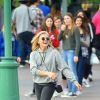 L'actrice Chloë Moretz s'amuse avec des amies à Disneyland, Anaheim le 27 février 2015 