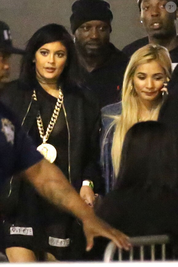 Kylie Jenner et la chanteuse Pia Mia dans les coulisses du Forum à Inglewood, lors du concert de la tournée "Between the Sheets" avec Chris Brown et Trey Songz. Inglewood, Los Angeles, le 8 mars 2015.