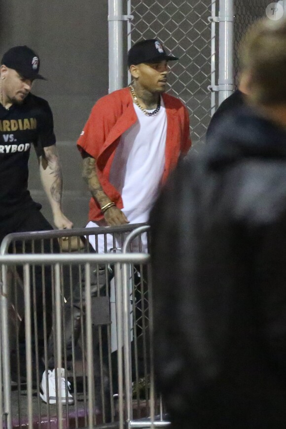 Chris Brown dans les coulisses du Forum à Inglewood, lors du concert de la tournée "Between the Sheets" avec Tyga et Trey Songz. Inglewood, Los Angeles, le 8 mars 2015.
