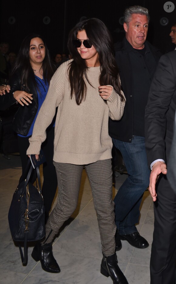 Selena Gomez à son arrivée à l'aéroport Roissy CDG le 10 mars 2015 