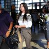 Selena Gomez arrive à l'aéroport de LAX à Los Angeles pour prendre l'avion, le 9 mars 2015 