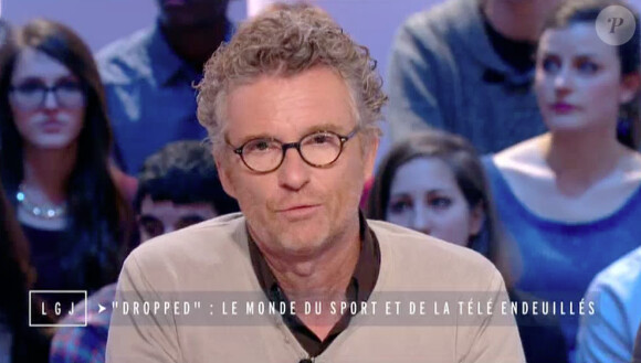 Denis Brogniart sur le plateau du Grand journal de Canal+, le 10 mars 2015. Il évoque la disparition des membres de l'équipe de production d'ALP - il les connaissait presque tous - lors de la collision entre deux hélicoptères survenue dans la nuit du 9 au 10 mars en Argentine lors du tournage de Dropped (TF1). Florence Arthaud (57 ans), la nageuse Camille Muffat (25 ans), le boxeur Alexis Vastine (28 ans), mais aussi de Laurent Sbasnik, Lucie Mei-Dalby, Volodia Guinard, Brice Guilbert et Edouard Gilles, membres des équipes d'Adventure Line Productions (qui fournit également les émissions Koh-Lanta et Fort Boyard), et de Juan Carlos Eduardo et Roberto Carlos Abate, les deux pilotes argentins qui se trouvaient aux commandes des appareils, sont décédés.