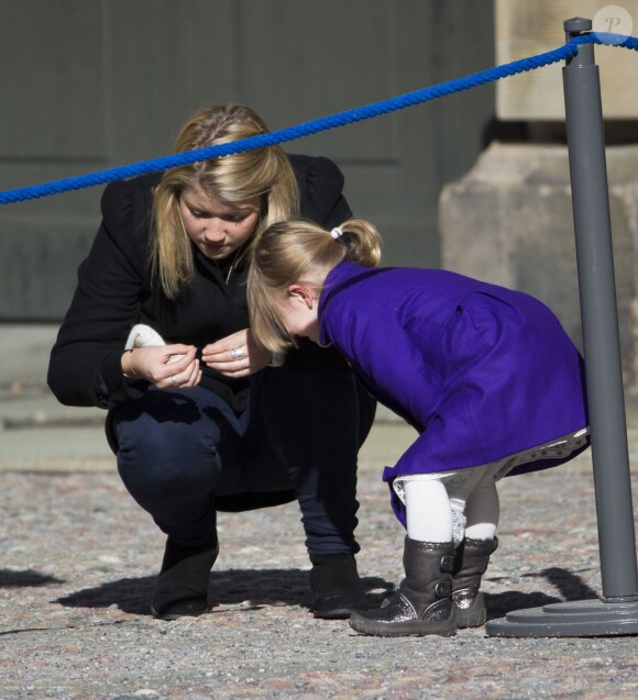 La princesse Estelle de Suède, 3 ans, ici avec sa nounou, célébrait avec sa maman la princesse héritière Victoria la fête du prénom Victoria, le 12 mars 2015, au palais royal à Stockholm.