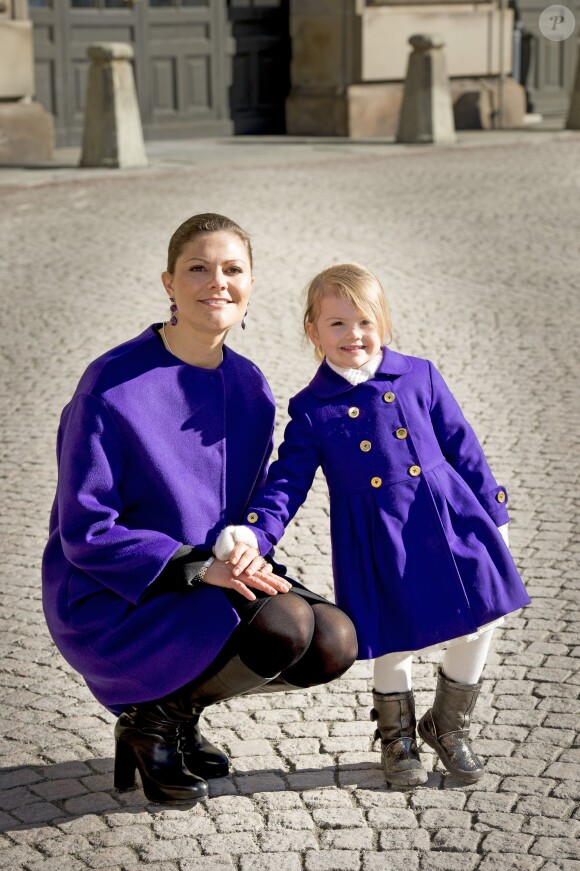 La princesse Estelle de Suède, 3 ans, célébrait avec sa maman la princesse héritière Victoria la fête du prénom Victoria, le 12 mars 2015, au palais royal à Stockholm.