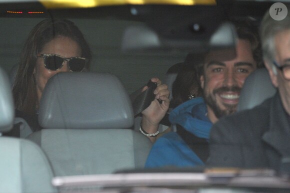 Fernando Alonso et sa belle Lara Alvarez, sortant de l'hôpital à Barcelone, le 25 février 2015.