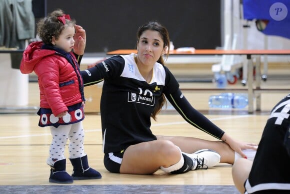 Le joueur de football James Rodriguez est allé voir sa compagne Daniela Ospina à son match de volley-ball, en compagnie de leur fille Salomé (2 ans) à Madrid, le 25 janvier 2015