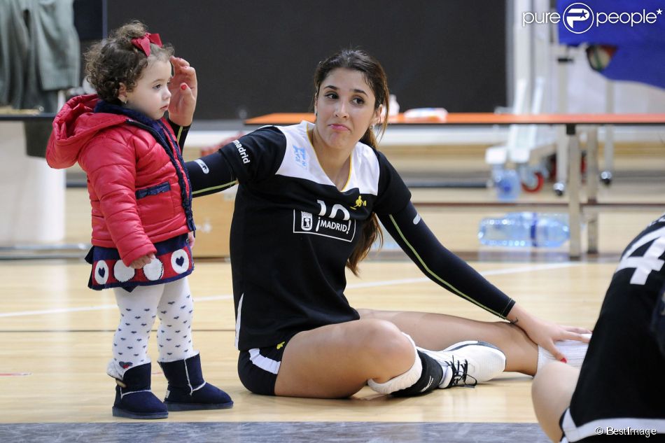 Le joueur de football James Rodriguez est allé voir sa compagne Daniela Ospina à son match de volley-ball, en compagnie de leur fille Salomé (2 ans) à Madrid, le 25 janvier 2015