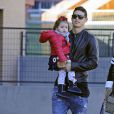 Le joueur de foot James Rodriguez est allé voir sa compagne Daniela Ospina à son match de volley, en compagnie de leur fille Salomé à Madrid le 25 janvier 2015