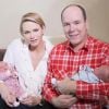 Le prince Albert II et la princesse Charlene de Monaco avec les jumeaux Jacques et Gabriella, après leur naissance le 10 décembre 2014, lors de la première séance photo officielle.