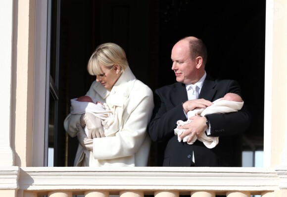 La princesse Charlene et le prince Albert II de Monaco avec la princesse Gabriella et le prince héréditaire Jacques lors de leur présentation officielle, au palais princier, le 7 janvier 2015.