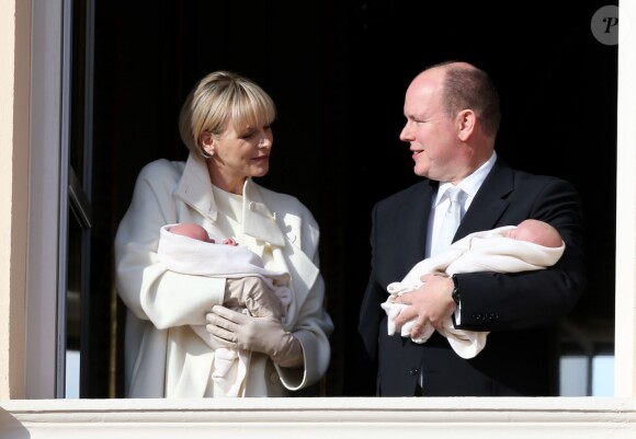 La princesse Charlene et le prince Albert II de Monaco avec la princesse Gabriella et le prince héréditaire Jacques lors de leur présentation officielle, au palais princier, le 7 janvier 2015.
