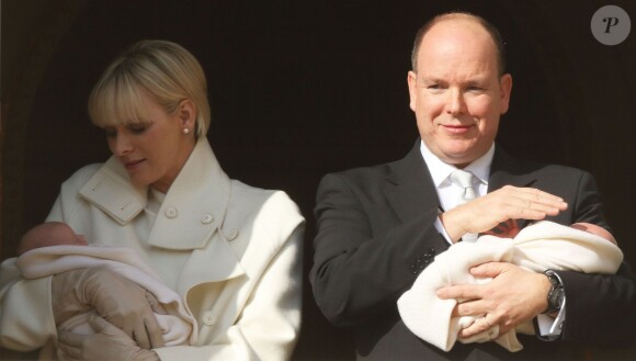 La princesse Charlene et le prince Albert II de Monaco avec la princesse Gabriella et le prince héréditaire Jacques lors de leur présentation officielle, au palais princier, le 7 janvier 2015.