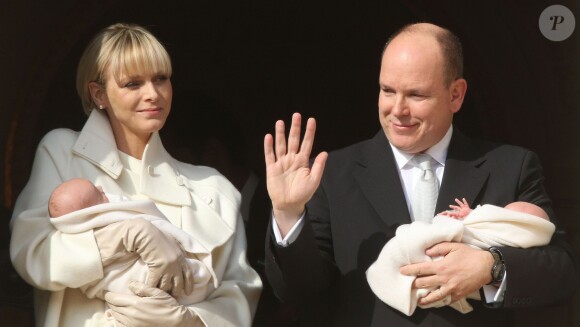 La princesse Charlene et le prince Albert II de Monaco avec la princesse Gabriella et le prince héréditaire Jacques lors de leur présentation officielle, au palais princier, le 7 janvier 2015.