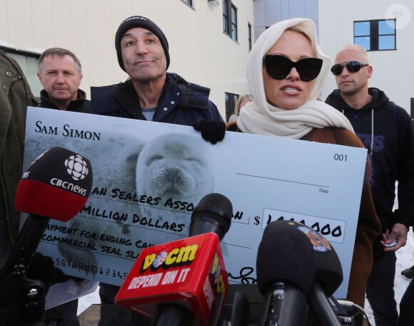 Pamela Anderson et Sam Simon le producteur des Simpsons s'adressent aux médias devant l'association des Canadians Sealers, le 17 décembre 2013