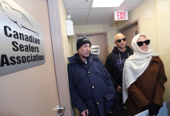 Pamela Anderson et Sam Simon le producteur des Simpsons s'adressent aux médias devant l'association des Canadians Sealers, le 17 décembre 2013
