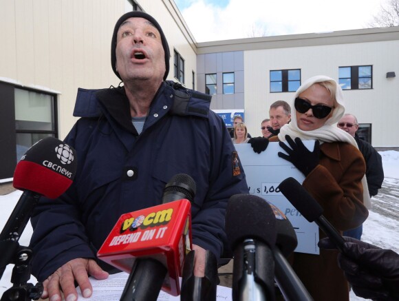 Pamela Anderson et Sam Simon le producteur des Simpsons s'adressent aux médias devant l'association des Canadians Sealers, le 17 décembre 2013
