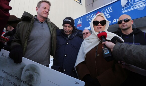 Pamela Anderson et Sam Simon le producteur des Simpsons s'adressent aux médias devant l'association des Canadians Sealers, le 17 décembre 2013