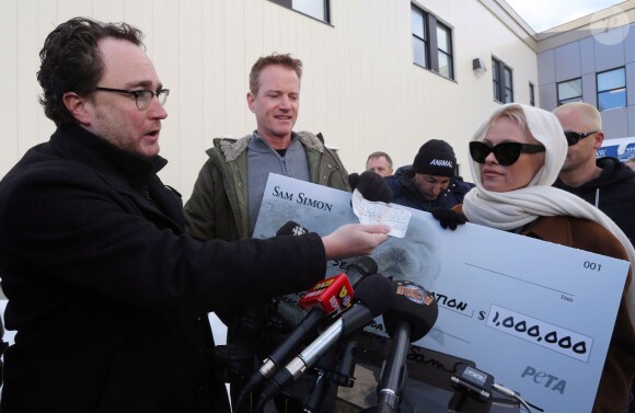 Pamela Anderson et Sam Simon le producteur des Simpsons s'adressent aux médias devant l'association des Canadians Sealers, le 17 décembre 2013