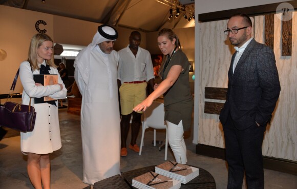 Exclusif - Cyril Zammit (directeur de l'exposition), Fiona Barratt-Campbell , Abdelmonem bin Eisa Alserkal (fondateur de Alserkal Avenue pour l'art et la culture), Sol Campbell - Exposition de Fiona Barratt-Campbell en partenariat avec Alexander Mc Queen à Dubaï aux Emirats Arabes Unis le 15 mars 2015.
